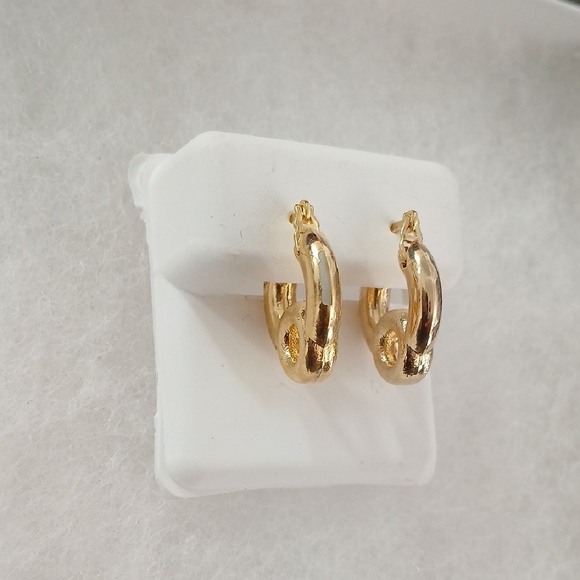 Elegant Gold Hoop Earrings - Picture 3 of 4